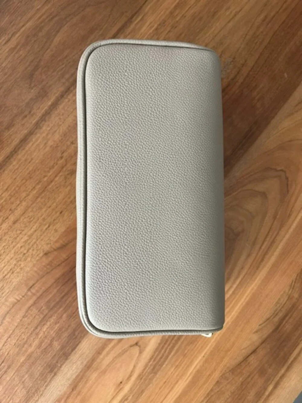 QUINN MAKEUP BAG LIKE NEW